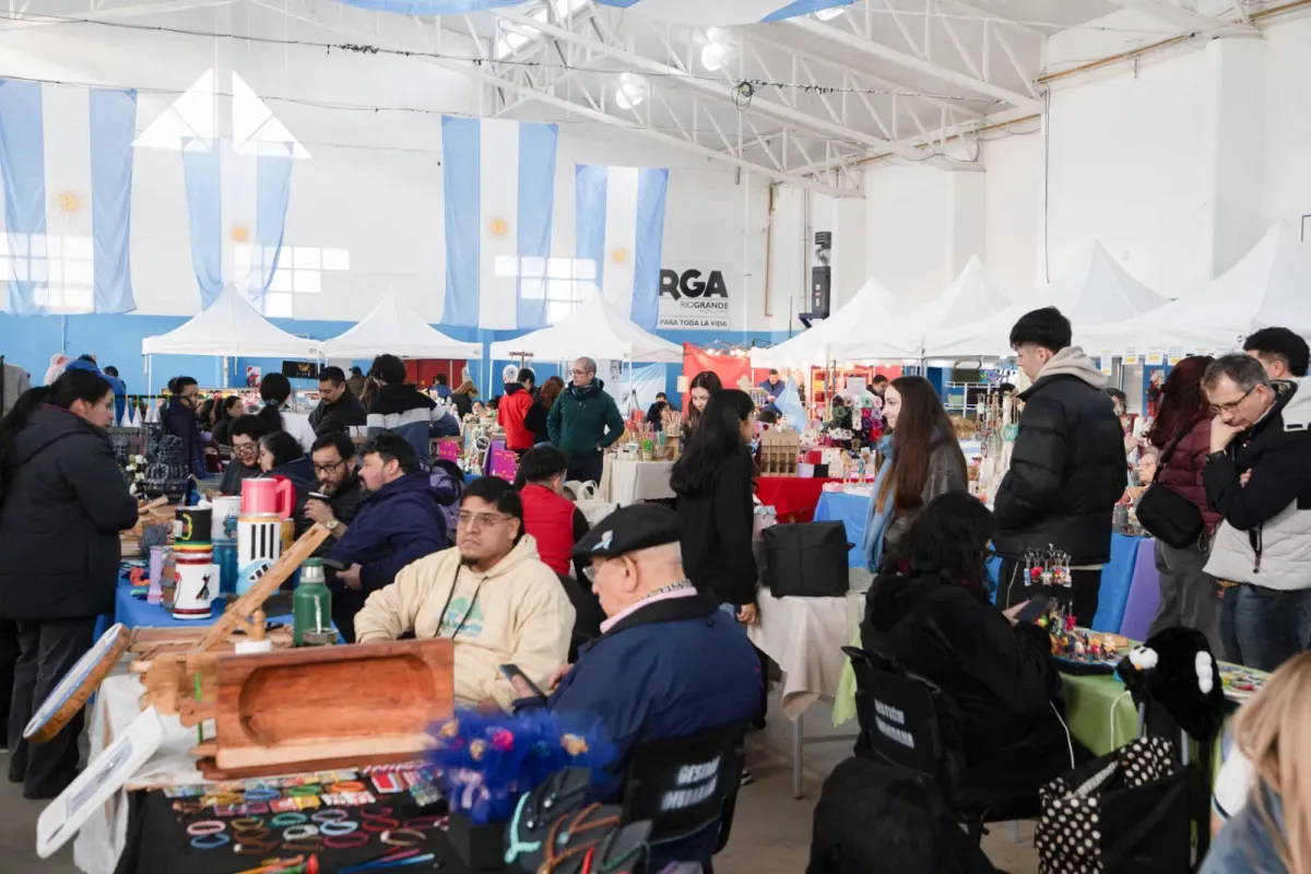 Vecinos haciendo compras en puestos del Mercado en tu Barrio en Río Grande