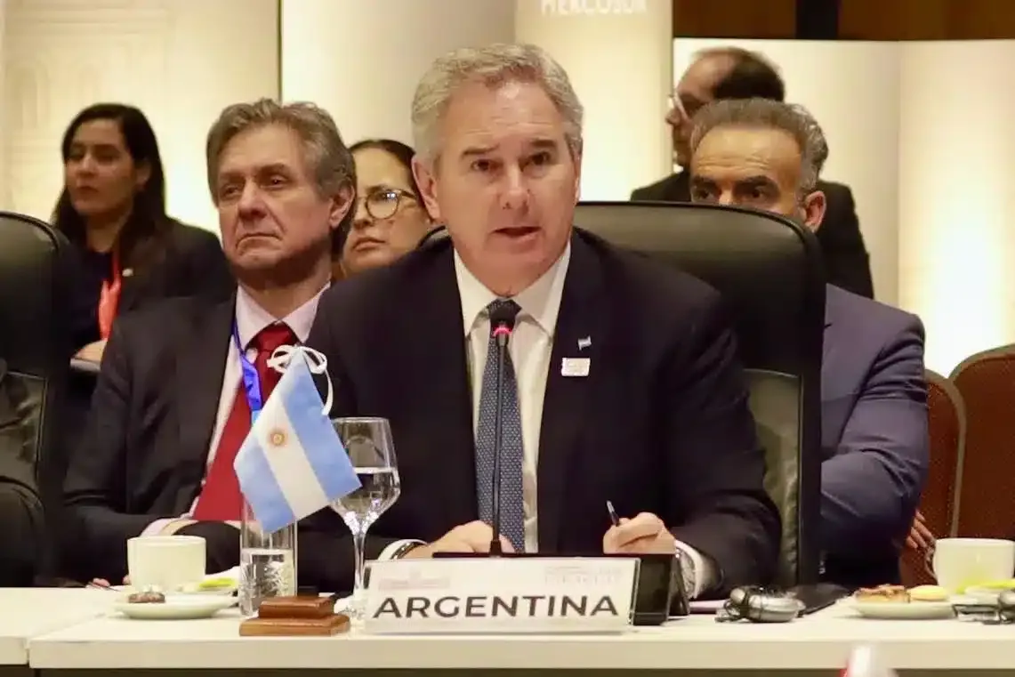 Keir Starmer y Gerardo Quirno en imágenes separadas durante declaraciones sobre Malvinas