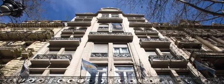 Edificio de Tribunales Federales en Ushuaia con bandera argentina