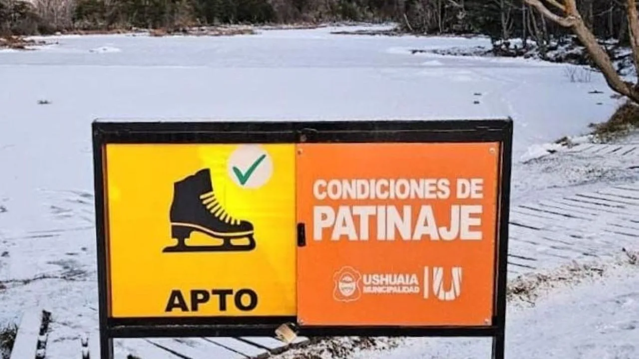 Operarios municipales midiendo el espesor del hielo en la Laguna del Diablo con equipamiento especializado
