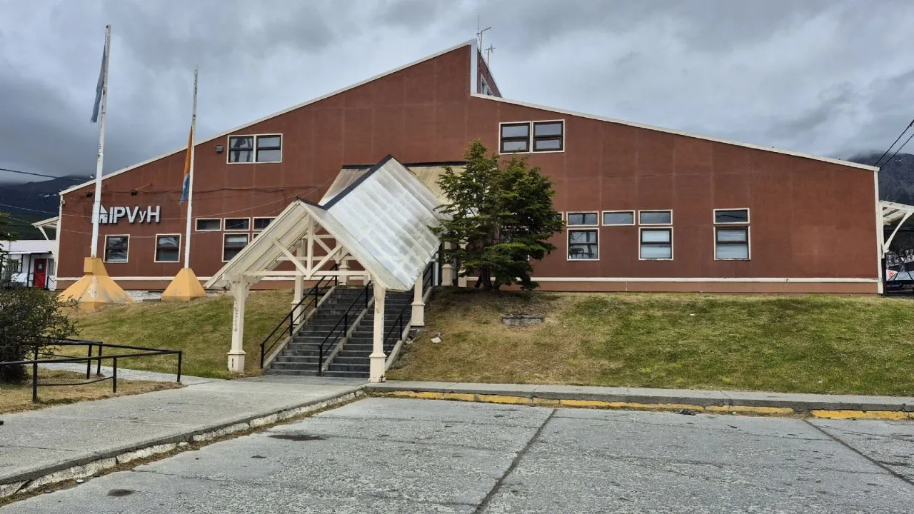 Obras de las 42 viviendas de Casa Propia en Ushuaia con andamios y estructura en construcción