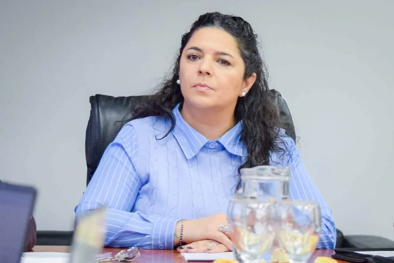 Yésica Garay, jefa de Gabinete de Ushuaia, durante una conferencia de prensa en el municipio