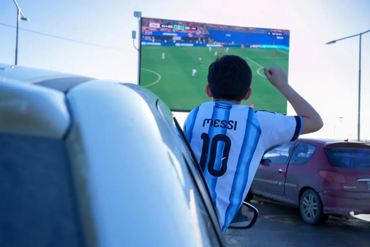 Pantalla gigante en el Parque de los 100 Años con hinchas de Argentina reunidos