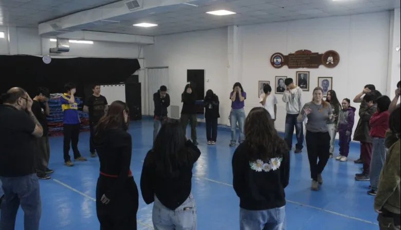 Niños y jóvenes participando de talleres recreativos en el CePLA durante el invierno en Ushuaia