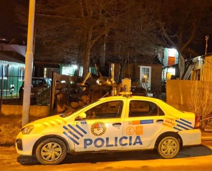 Personal policial durante allanamiento en vivienda de Ushuaia
