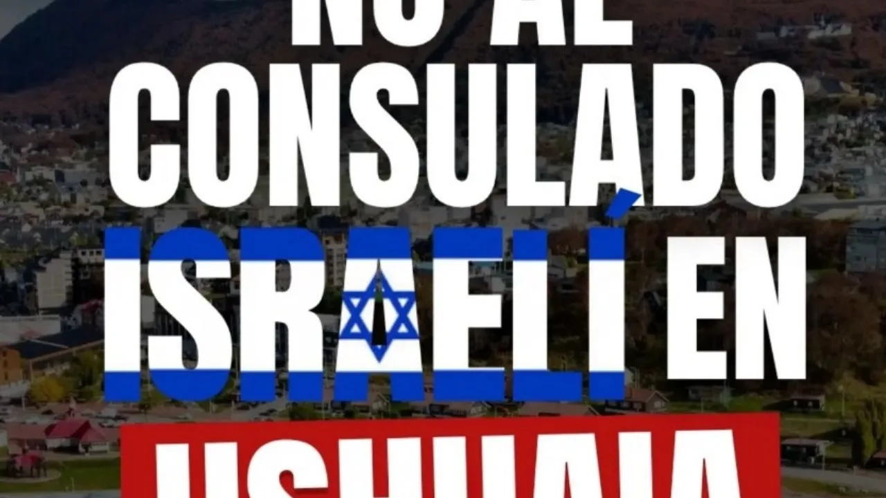 Manifestantes con banderas palestinas y argentinas frente a la Casa de Gobierno en Ushuaia