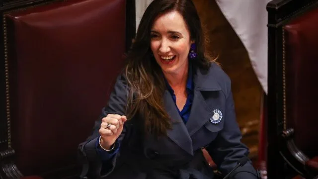 Victoria Villarruel en un acto con fondo de bandera argentina y el mapa de Malvinas