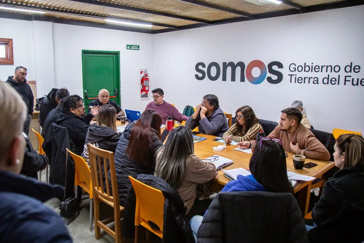Funcionarios provinciales y dirigentes gremiales reunidos en mesa de trabajo en Casa de Gobierno