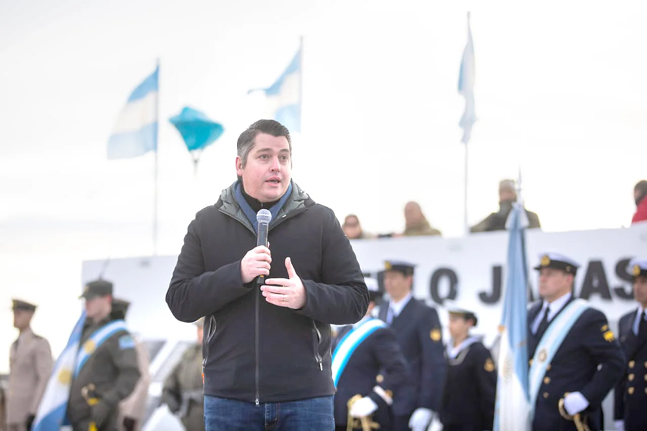 Intendente Martín Pérez en acto por Malvinas junto a veteranos y banderas argentinas