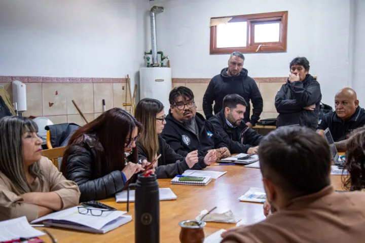 Reunión entre funcionarios del Gobierno de Tierra del Fuego y dirigentes gremiales en Ushuaia