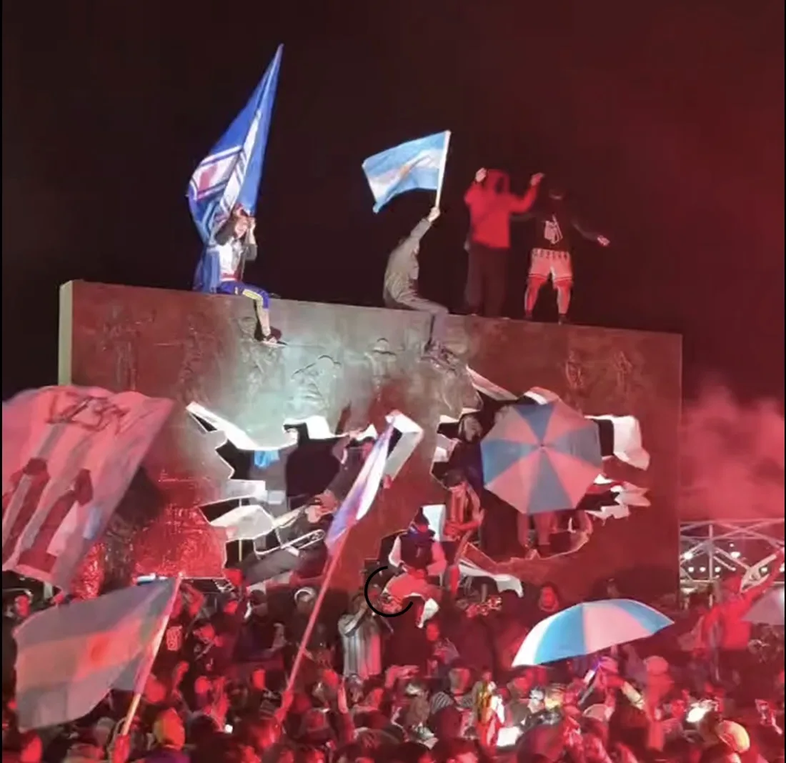Vecinos de Ushuaia celebrando en Plaza Islas Malvinas con banderas argentinas y celestes y blancas