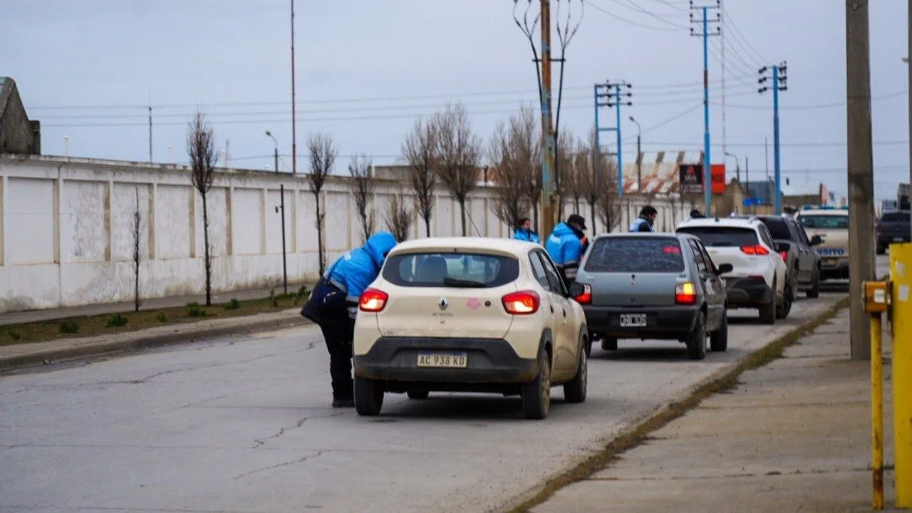 Agentes de tránsito controlando documentación y alcotest a conductores en Río Grande