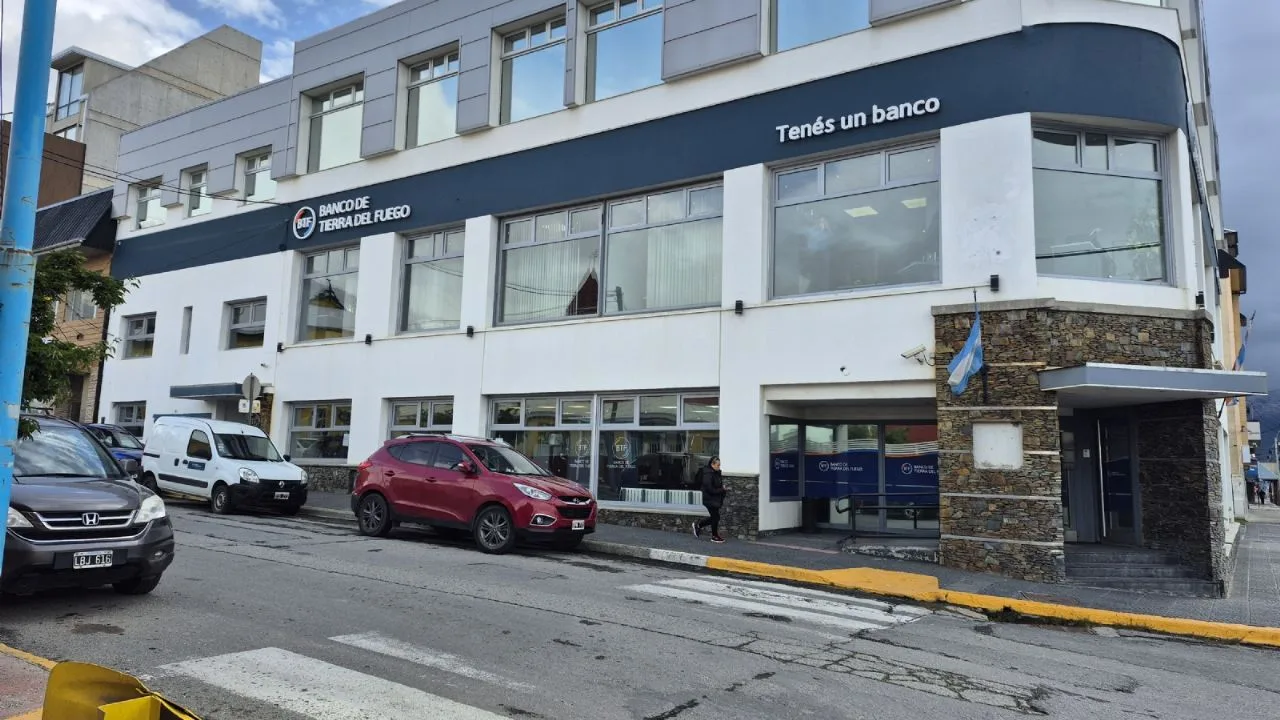 Firma de convenio entre autoridades provinciales y directivos del Banco Tierra del Fuego
