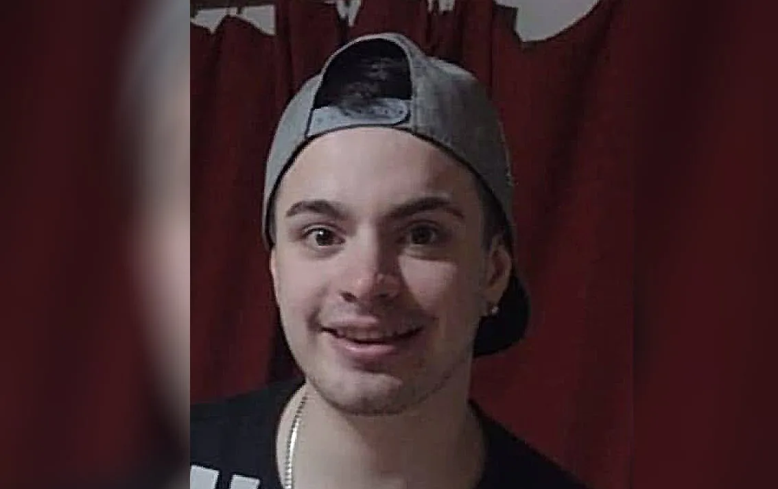 Fotografía de Rubén Ernesto Gómez, joven de 23 años con cabello corto y rostro serio, buscado por la Policía en Río Grande