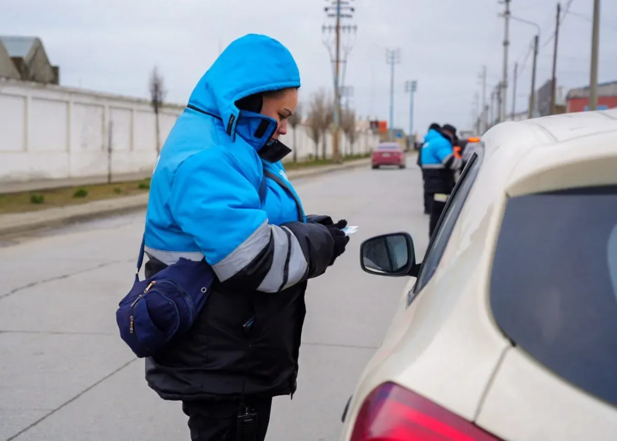 Conductor mostrando licencia de conducir y VTV en control policial en Río Grande