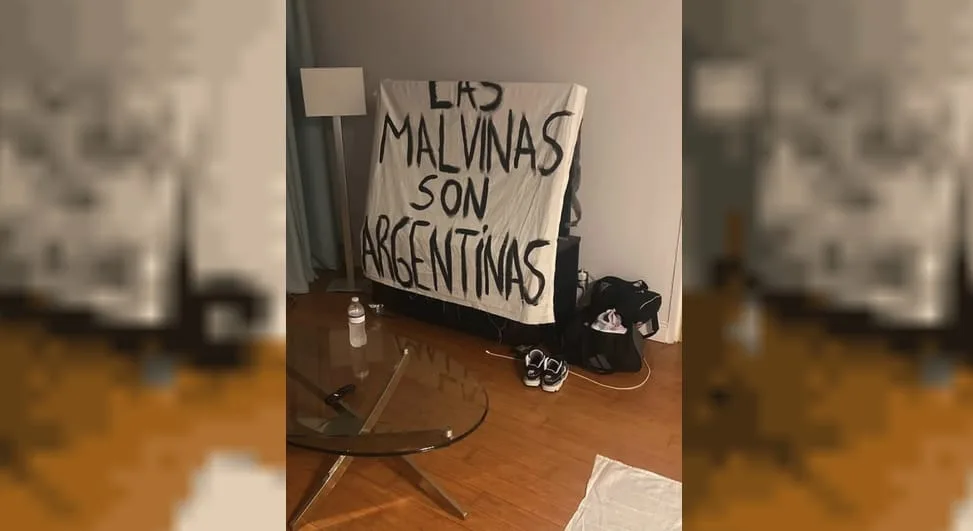 Jugadores de la Selección argentina desplegando una bandera de Malvinas con la leyenda 'Las Malvinas son argentinas'
