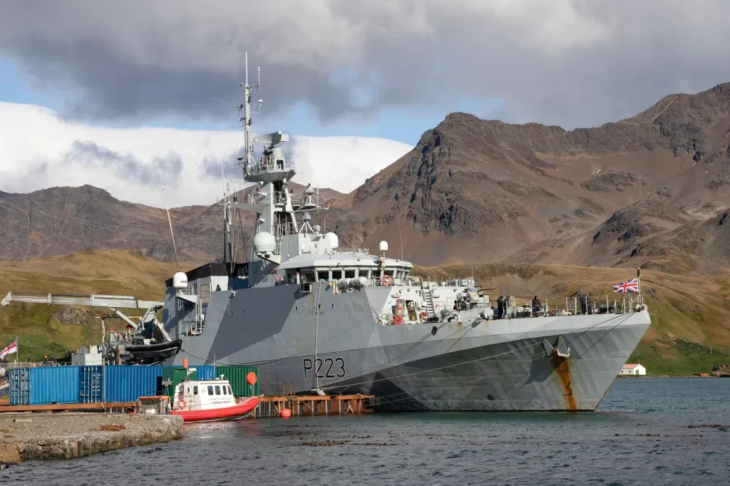 Buque HMS Medway de la Armada británica navegando en el Estrecho de Magallanes