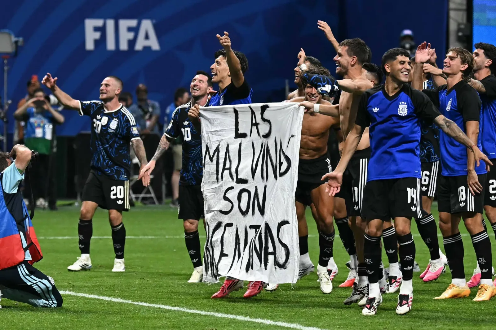 Jugadores de la Selección Argentina celebrando con la bandera de Malvinas en el Mundial de Qatar
