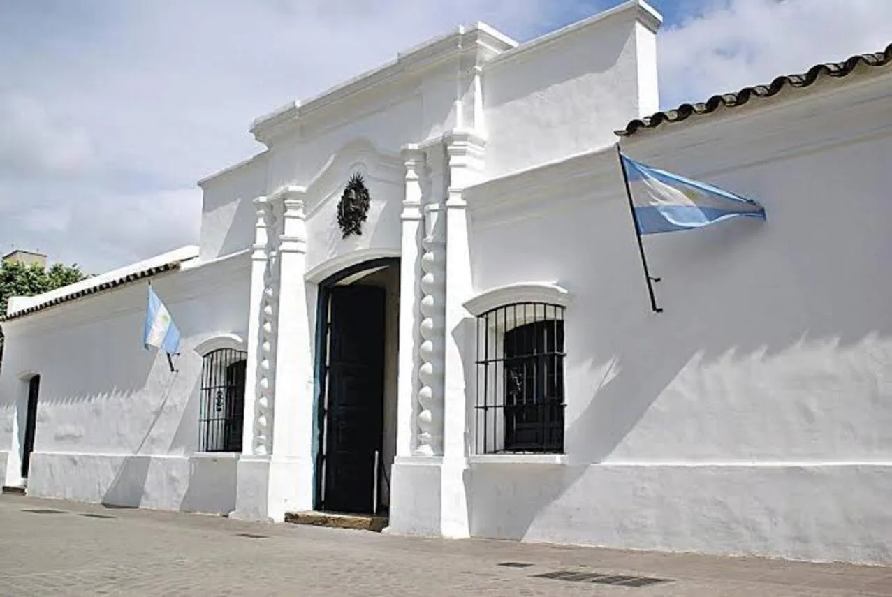 Senadores argentinos votando en el recinto de la Cámara alta durante la sesión