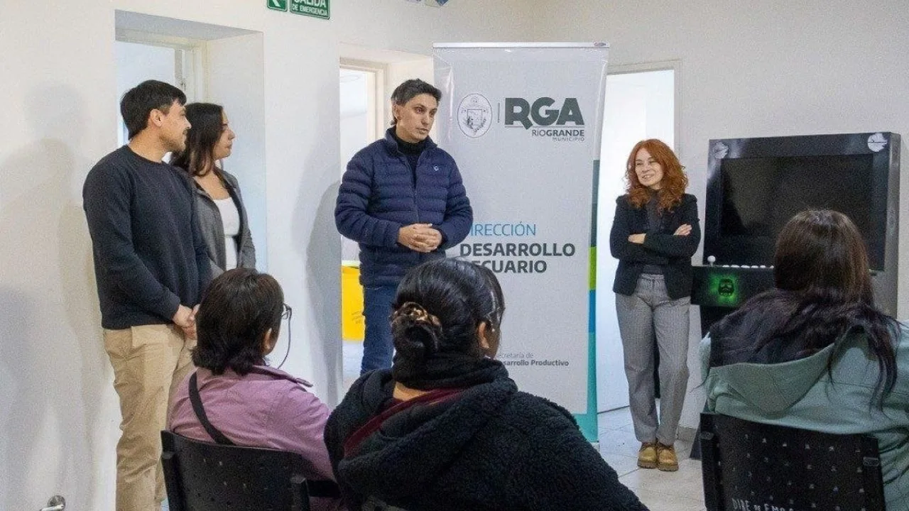 Participantes en taller de emprendedores analizando gráficos de producción en Ushuaia