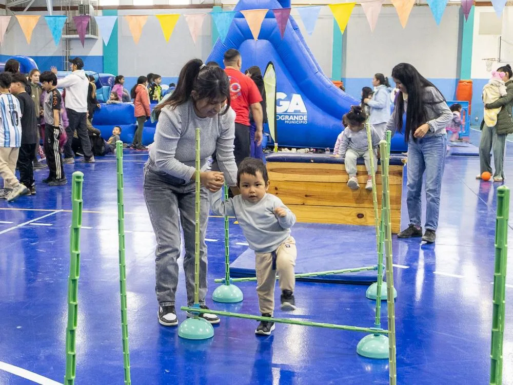 Niños y familias participando de talleres recreativos en un centro cultural de Río Grande durante el receso invernal
