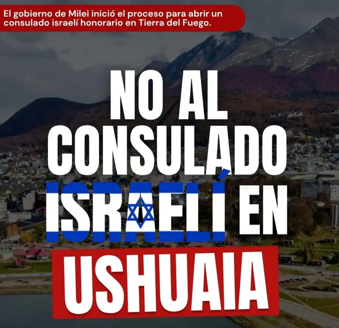 Agustín Caseaux hablando en un acto en Ushuaia con la bandera argentina de fondo