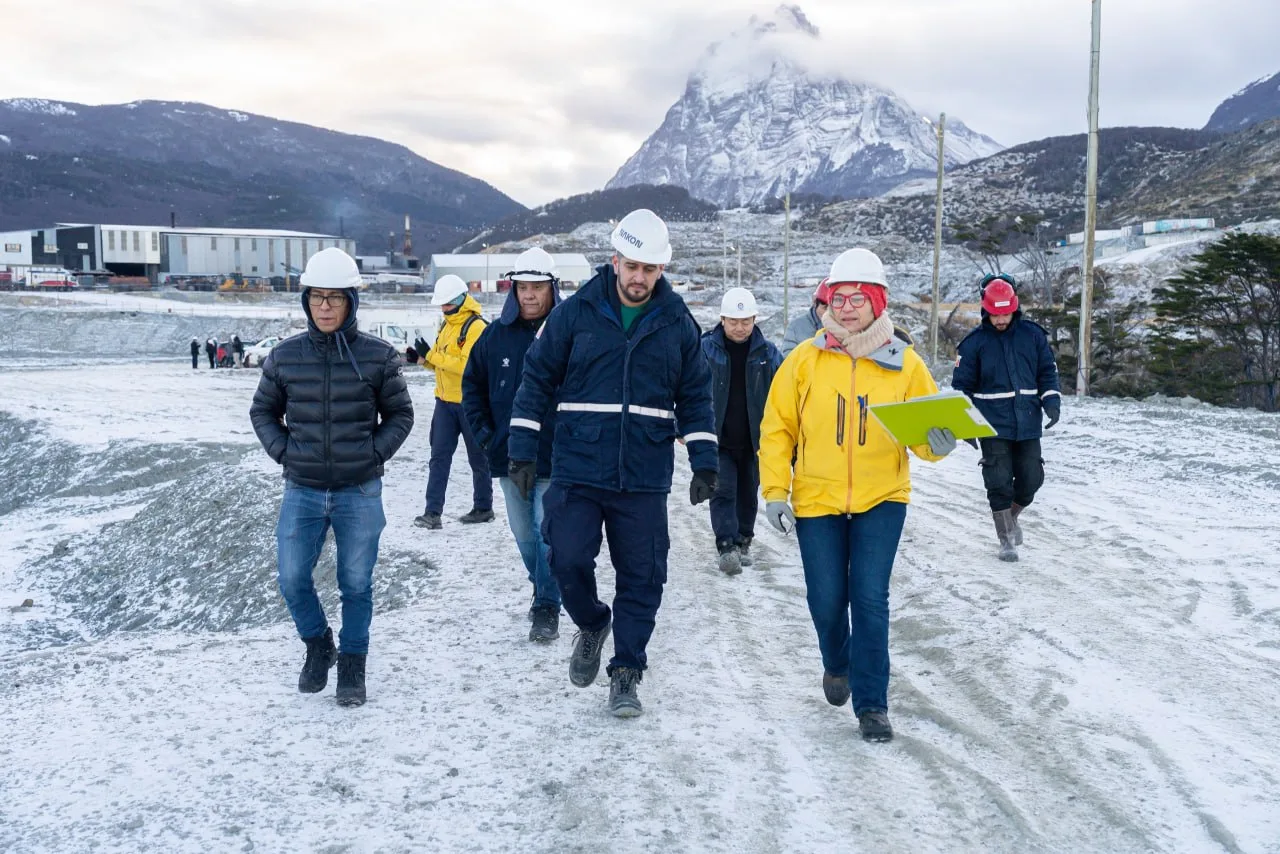 Ministra Gabriela Castillo y técnicos recorriendo la obra de la Nueva Usina de Ushuaia