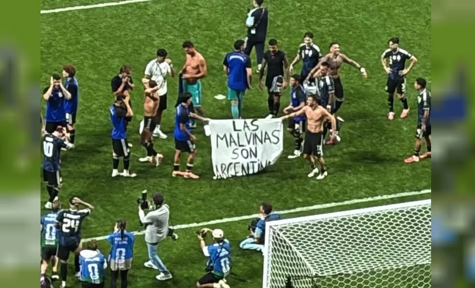 Bandera argentina flameando en un estadio de fútbol en Estados Unidos