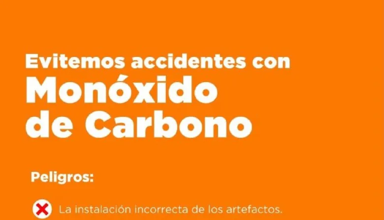 Operario de Defensa Civil revisando una estufa a gas en vivienda fueguina durante invierno