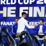Lionel Messi sonriente junto a Novak Djokovic y Emiliano Martínez en evento en Nueva York