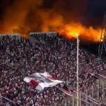 Columnas de humo negro y llamas altas junto al estadio Padre Martearena en Salta