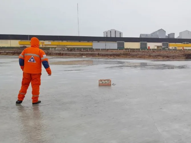 Vecinos patinando sobre el hielo de la Laguna de los Patos en Río Grande