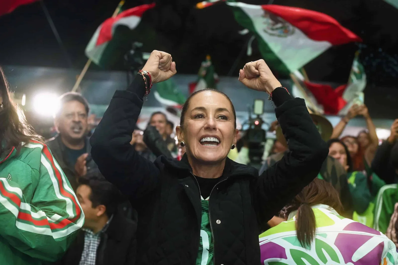 Claudia Sheinbaum junto a Donald Trump en un acto oficial, con banderas de México y Estados Unidos al fondo