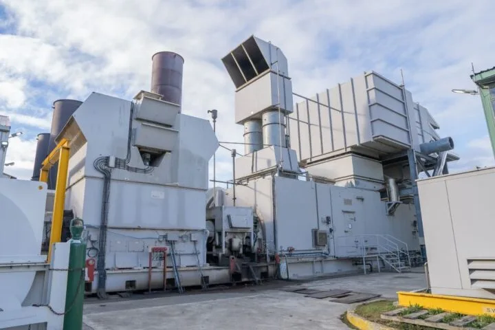 Personal técnico de la DPE trabajando en una subestación eléctrica bajo temperaturas bajo cero en Ushuaia