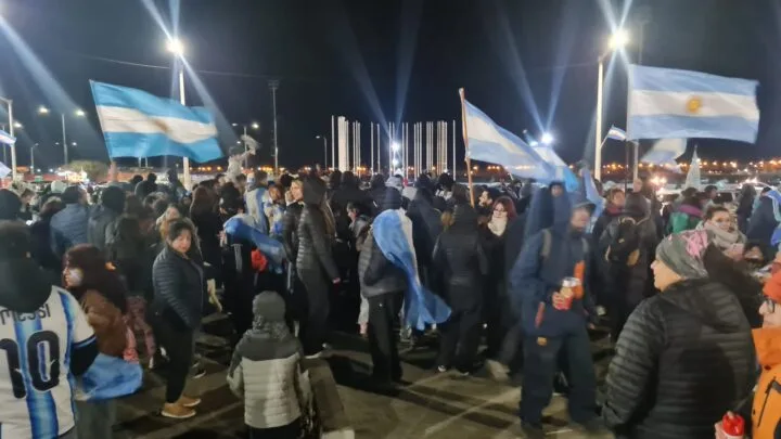 Vecinos de Río Grande reunidos en la Plaza de las Américas con banderas argentinas y pantallas gigantes