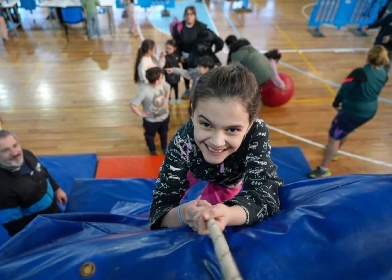 Niños y familias jugando en un gimnasio municipal durante programa Invierno Activo en Río Grande