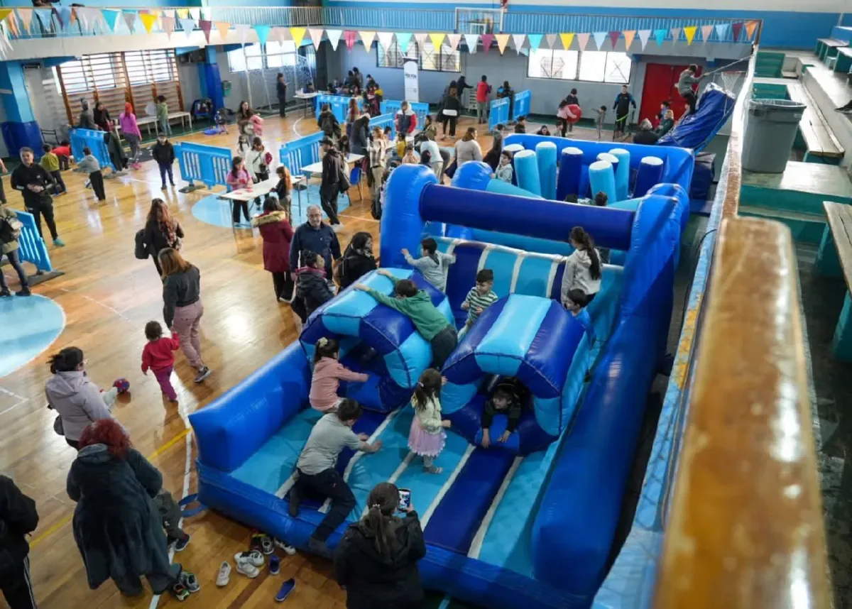 Niños y familias jugando en un gimnasio municipal de Río Grande durante el programa Invierno Activo
