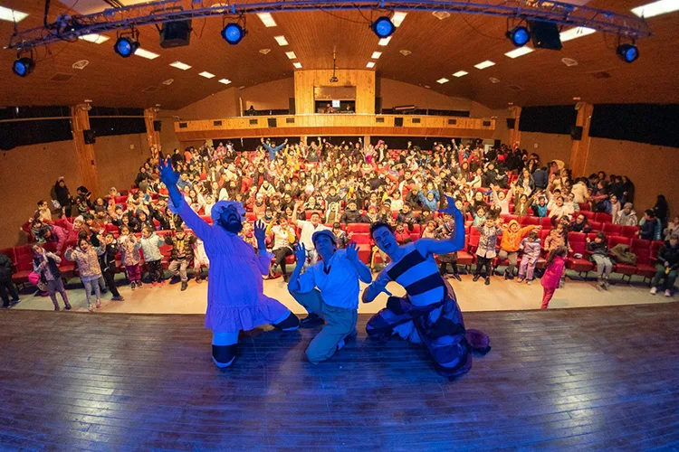 Niños y familias disfrutando de un espectáculo teatral en la Casa de la Cultura de Río Grande