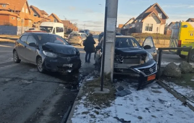 Dos vehículos colisionados en Avenida Los Manantiales de Punta Arenas con bomberos y ambulancia en el lugar
