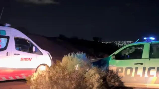 Escena nocturna de festejos en barrio de Neuquén con humo y luces de bengalas tras final de Mundial