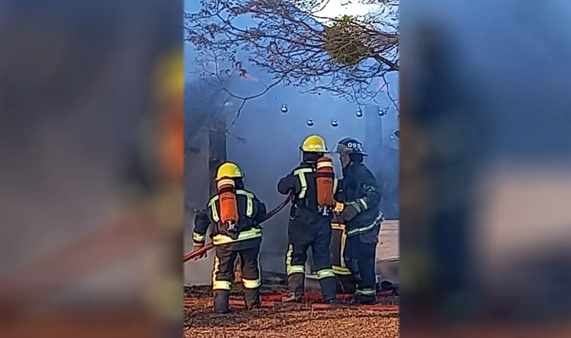 Bomberos voluntarios de Tolhuin combatiendo un incendio en una vivienda