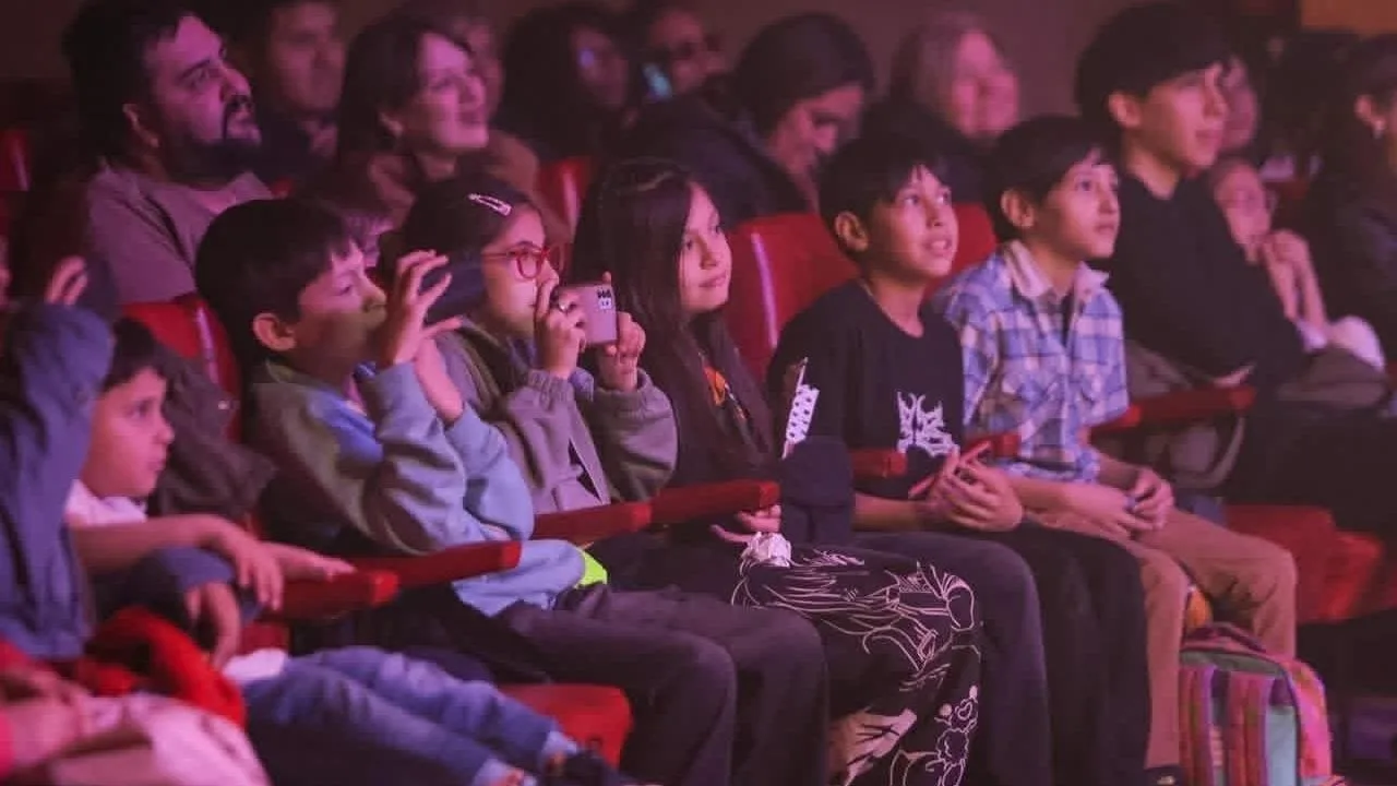 Niños y familias disfrutando un taller de música y pintura en un centro cultural de Ushuaia