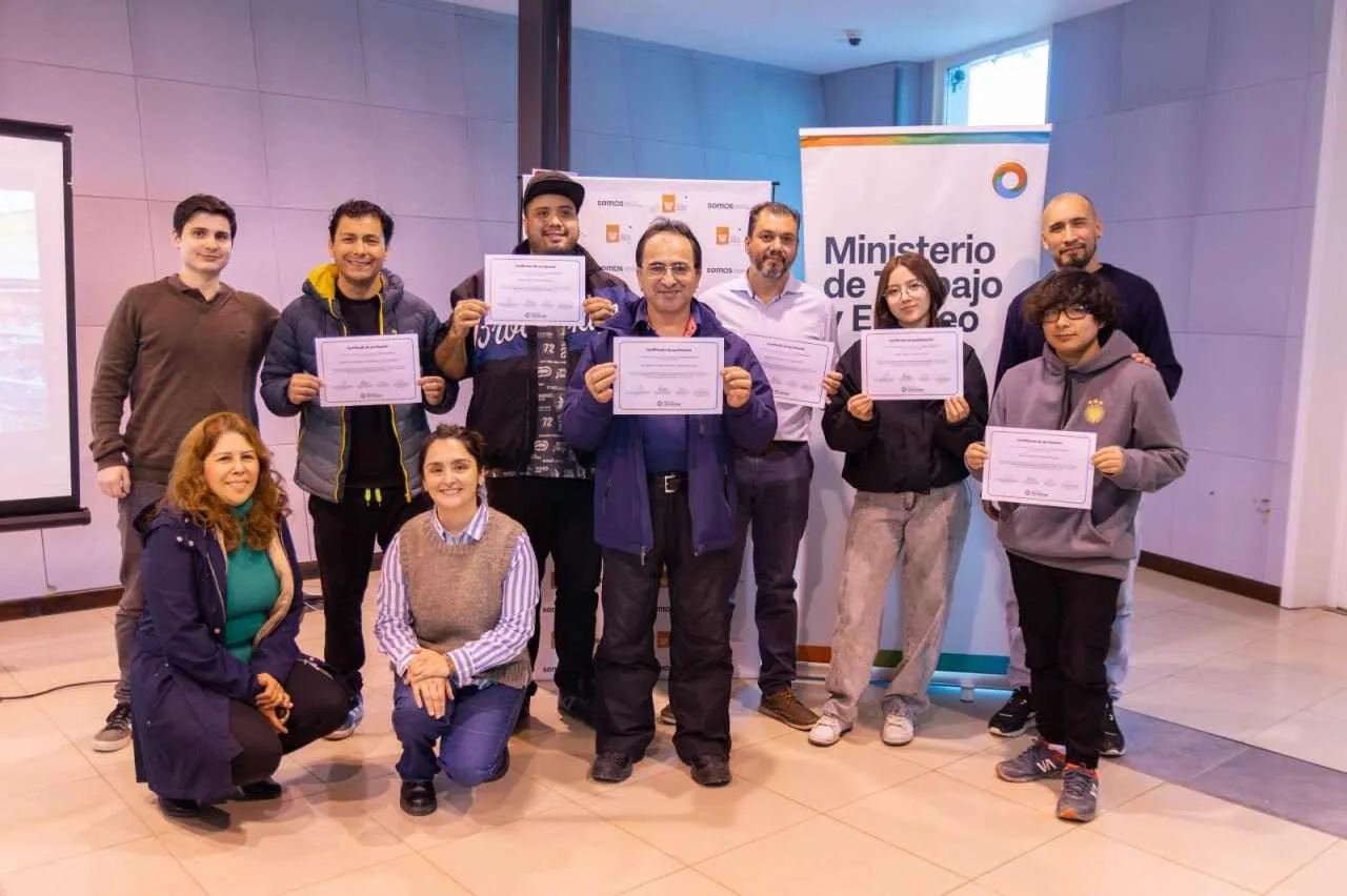 Grupo de pescadores artesanales de Tierra del Fuego recibiendo certificados en el CECAFMA