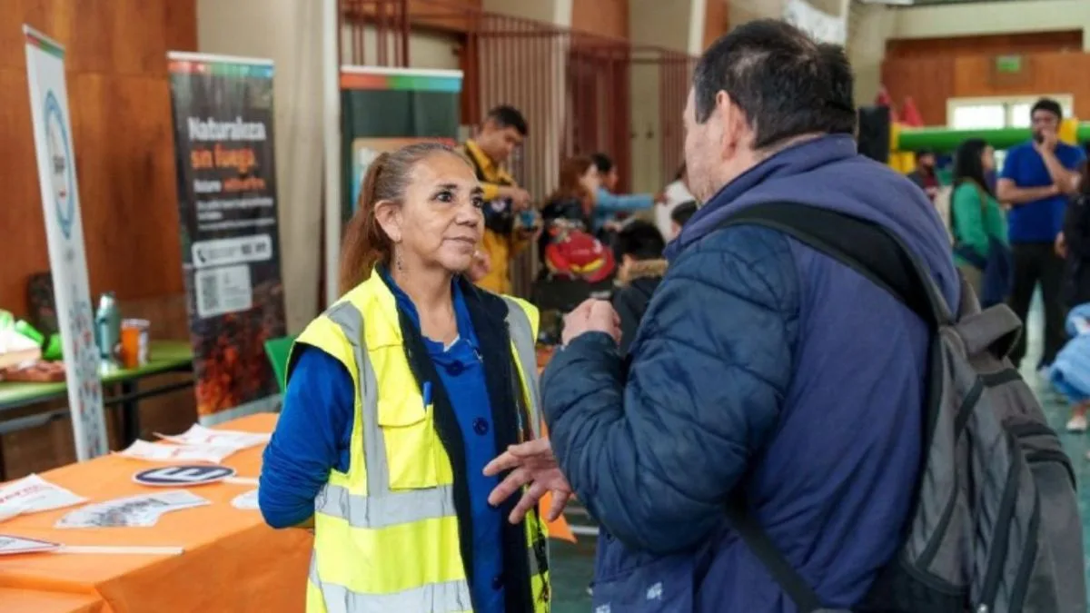 Vecinos haciendo trámites en un stand de Gobierno en tu Barrio en Ushuaia