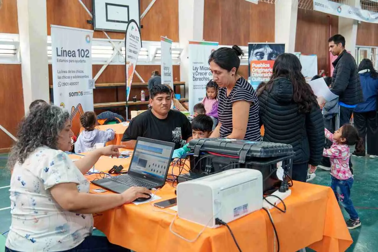 Vecinos de Ushuaia haciendo trámites en un stand de Gobierno en tu Barrio en escuela local