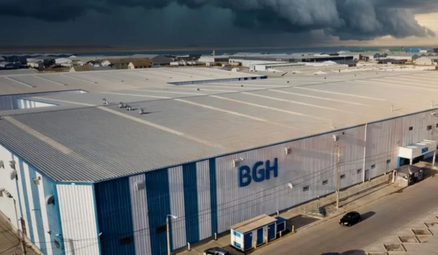 Línea de montaje en planta electrónica BGH de Río Grande con operarios trabajando