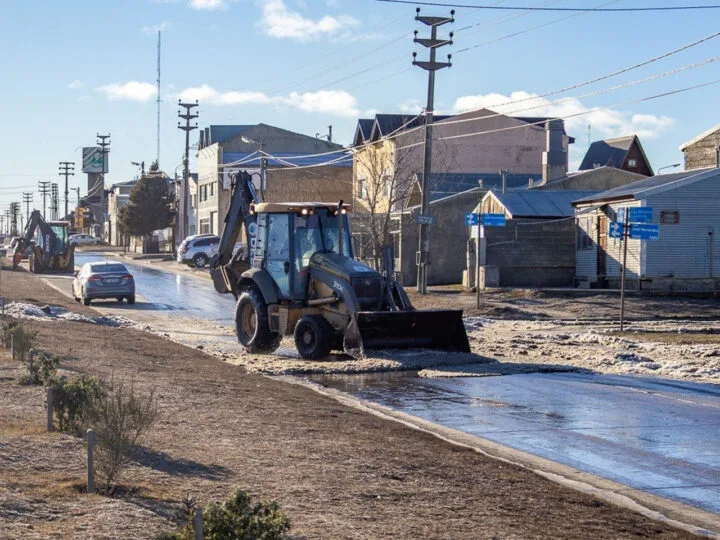 Cuadrilla municipal retirando hielo acumulado en una calle de Río Grande con pala y maquinaria