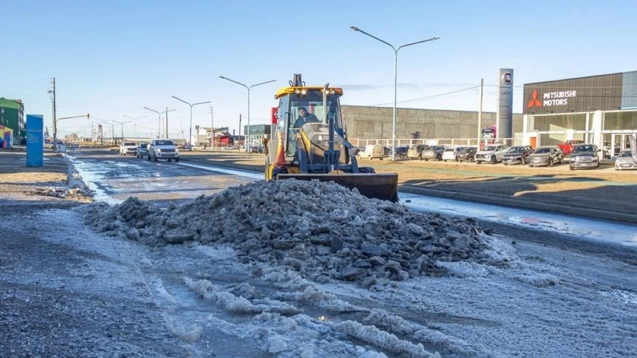 Camión quitanieves esparciendo sal sobre una ruta nevada en Tierra del Fuego
