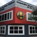 Técnicos trabajando en postes de electricidad en Río Grande durante un corte programado