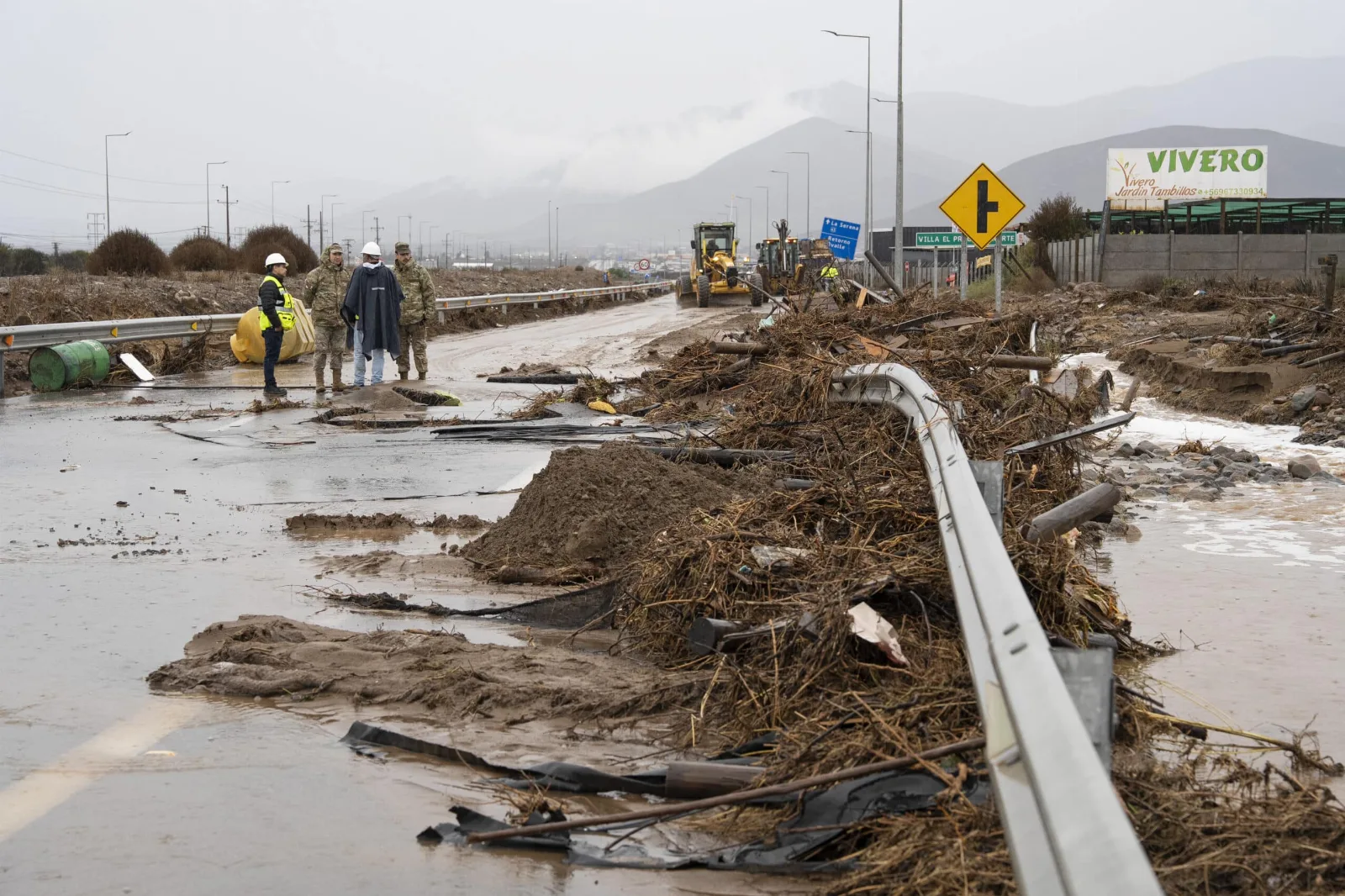 Calles inundadas y viviendas afectadas por lluvias torrenciales en región chilena